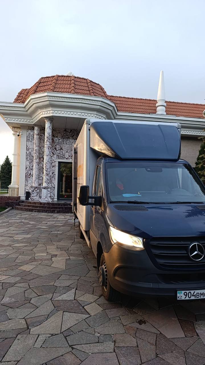 Наш фургон Sprinter на адресе клиента — перевозка вещей по Алматы