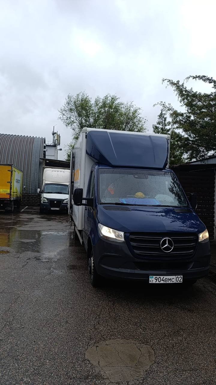 Наш мебельный фургон Sprinter на загрузке в любую погоду в Алматы