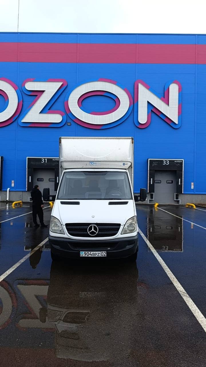 Наш мебельный фургон Sprinter на доставке грузов в Алматы